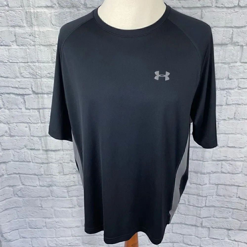 Under armour men 2XL loose fit heat gear short sleeve Crewneck shirt black/grey